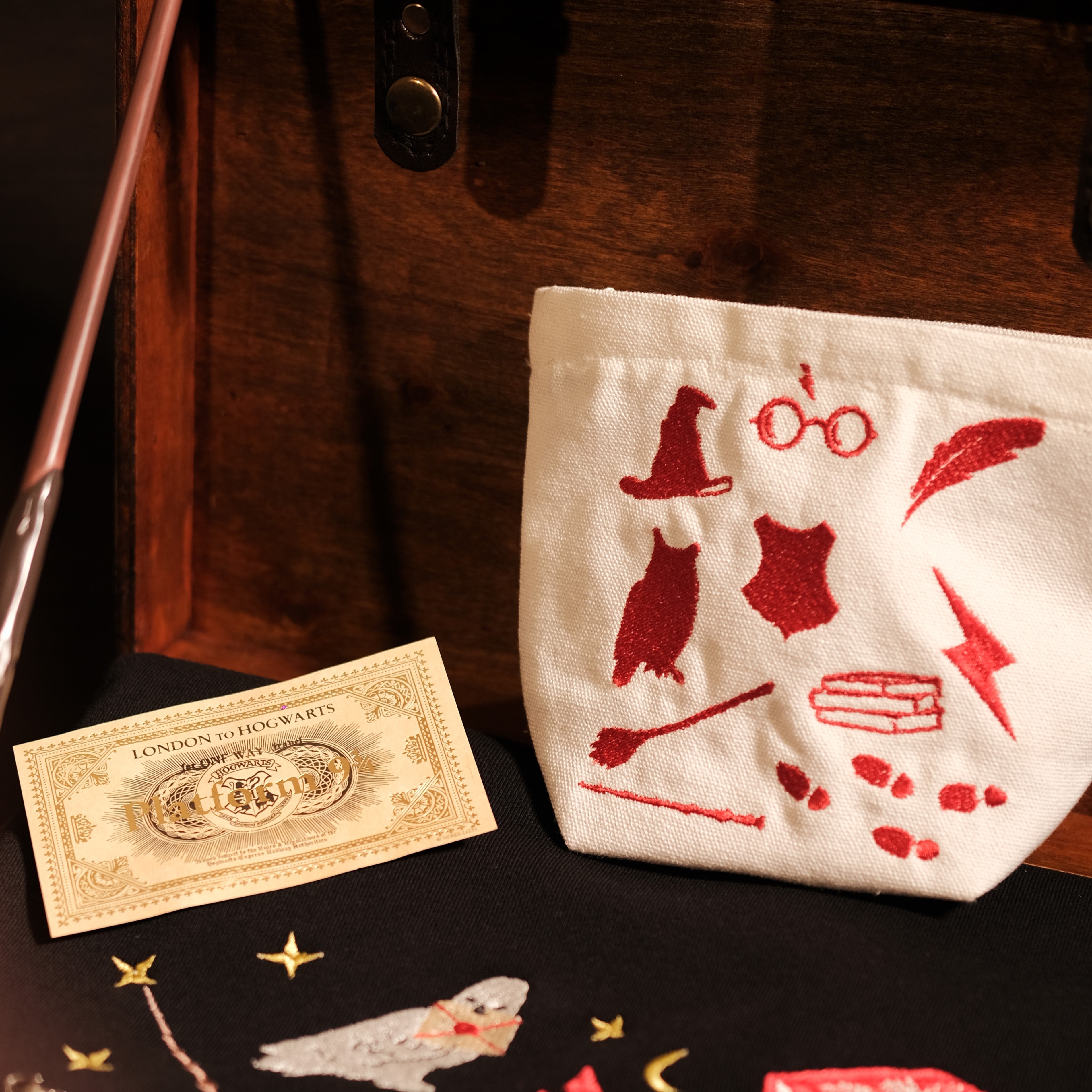 Bộ Quà Tặng Phép Thuật – Sweater Owl & MonsterBook 10 món (Áo Đen + Đũa + Bí ngô thủy tinh+ sách phép + Túi mini)