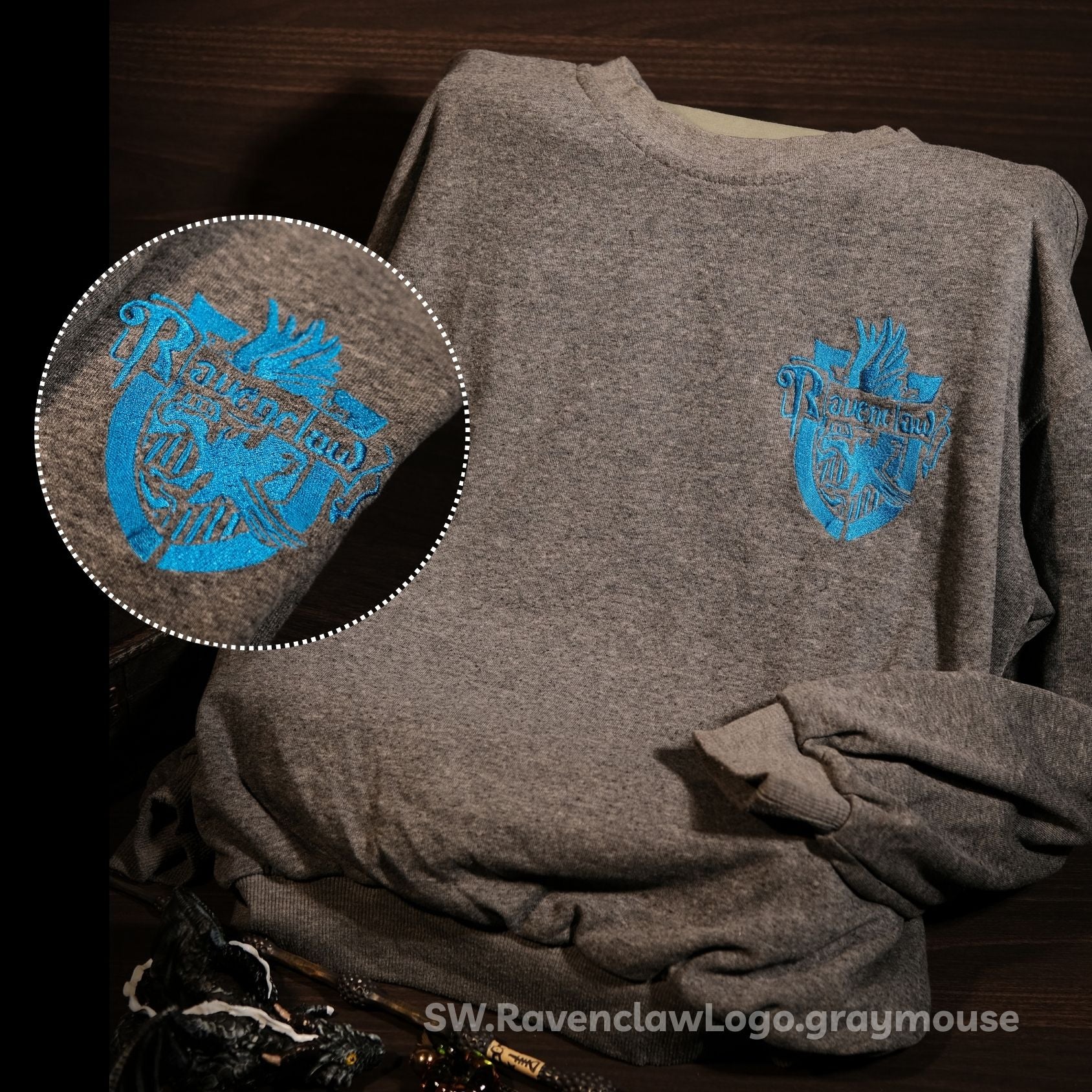 Áo cardigan nút cài xám chuột, biểu tương 4 nhà: Gryfindorr, Slytherine, Ravenclaw, Hufflepuff. Tặng hình thêu tên trên tay áo