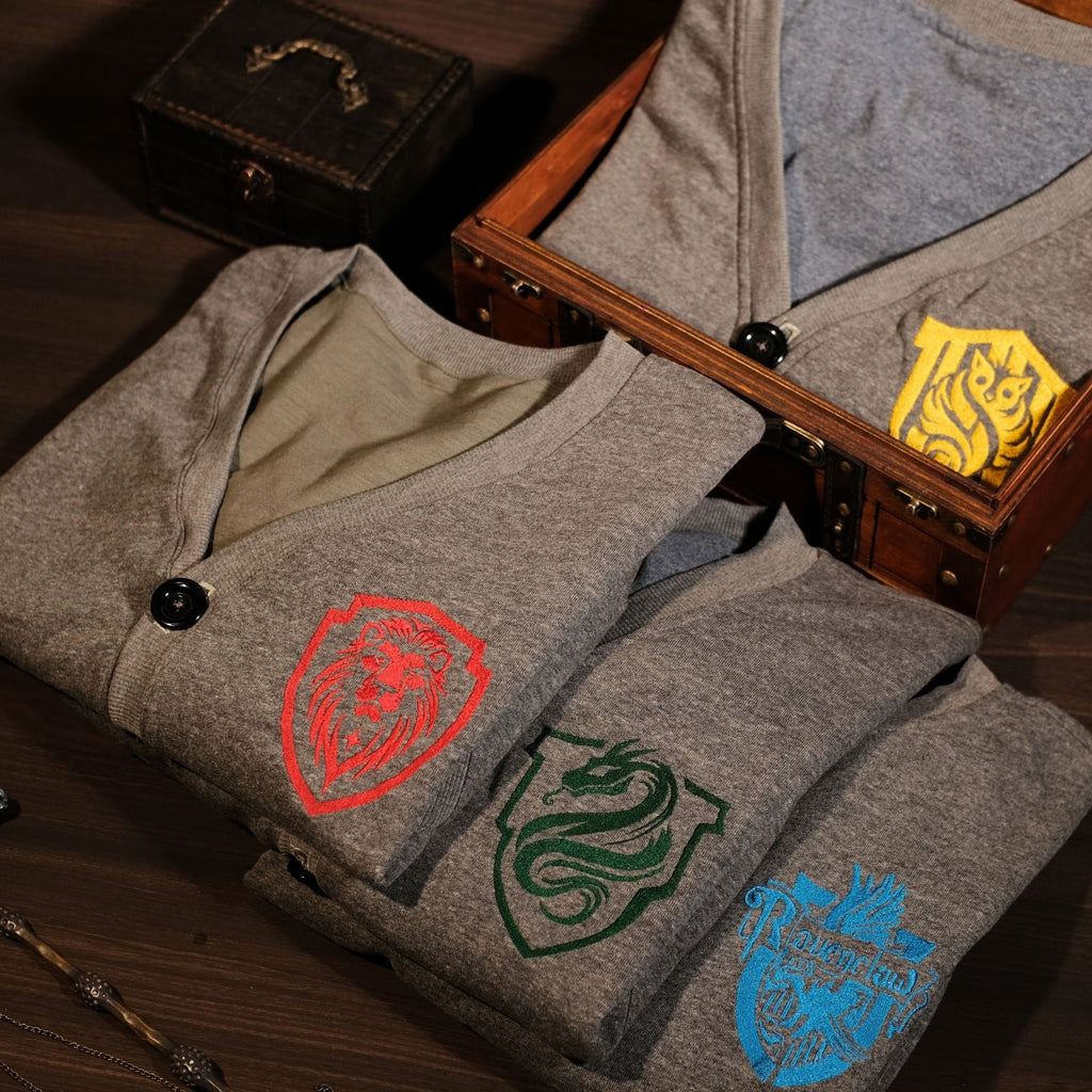 Áo cardigan nút cài xám chuột, biểu tương 4 nhà: Gryfindorr, Slytherine, Ravenclaw, Hufflepuff. Tặng hình thêu tên trên tay áo