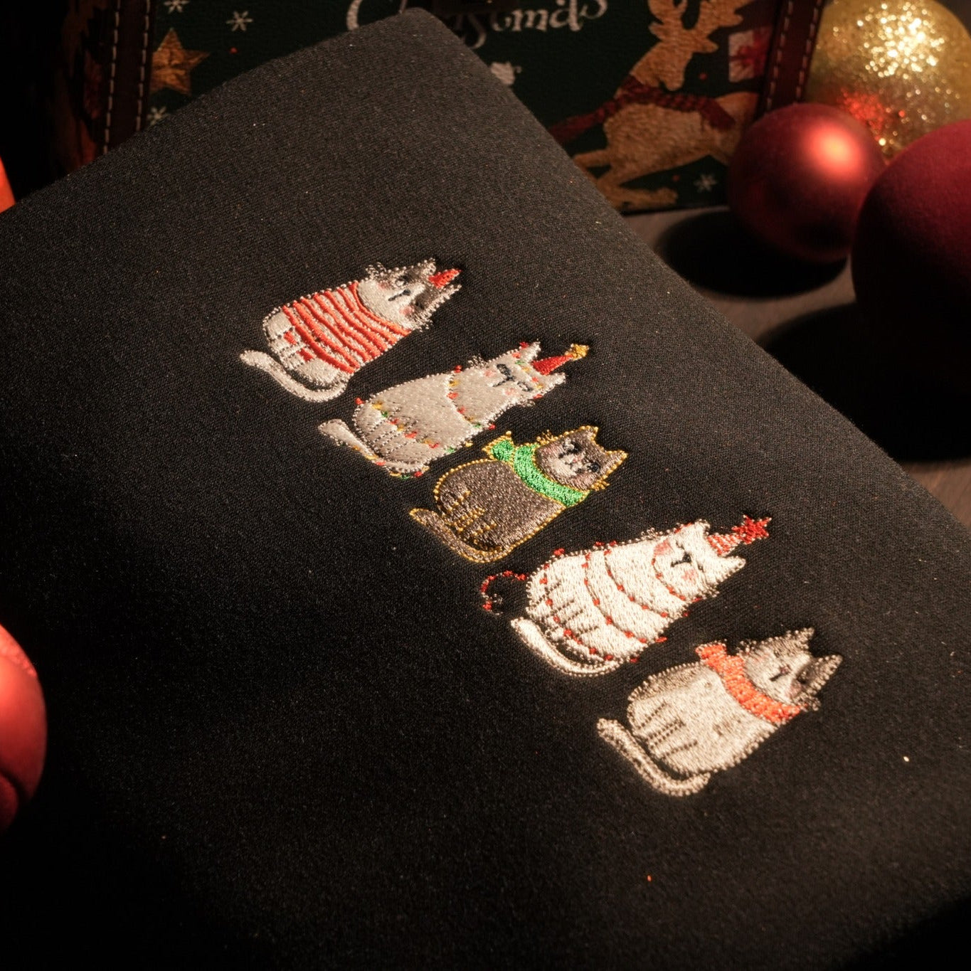 Áo sweater ngũ mèo Giáng Sinh, tặng hình thêu trên tay áo