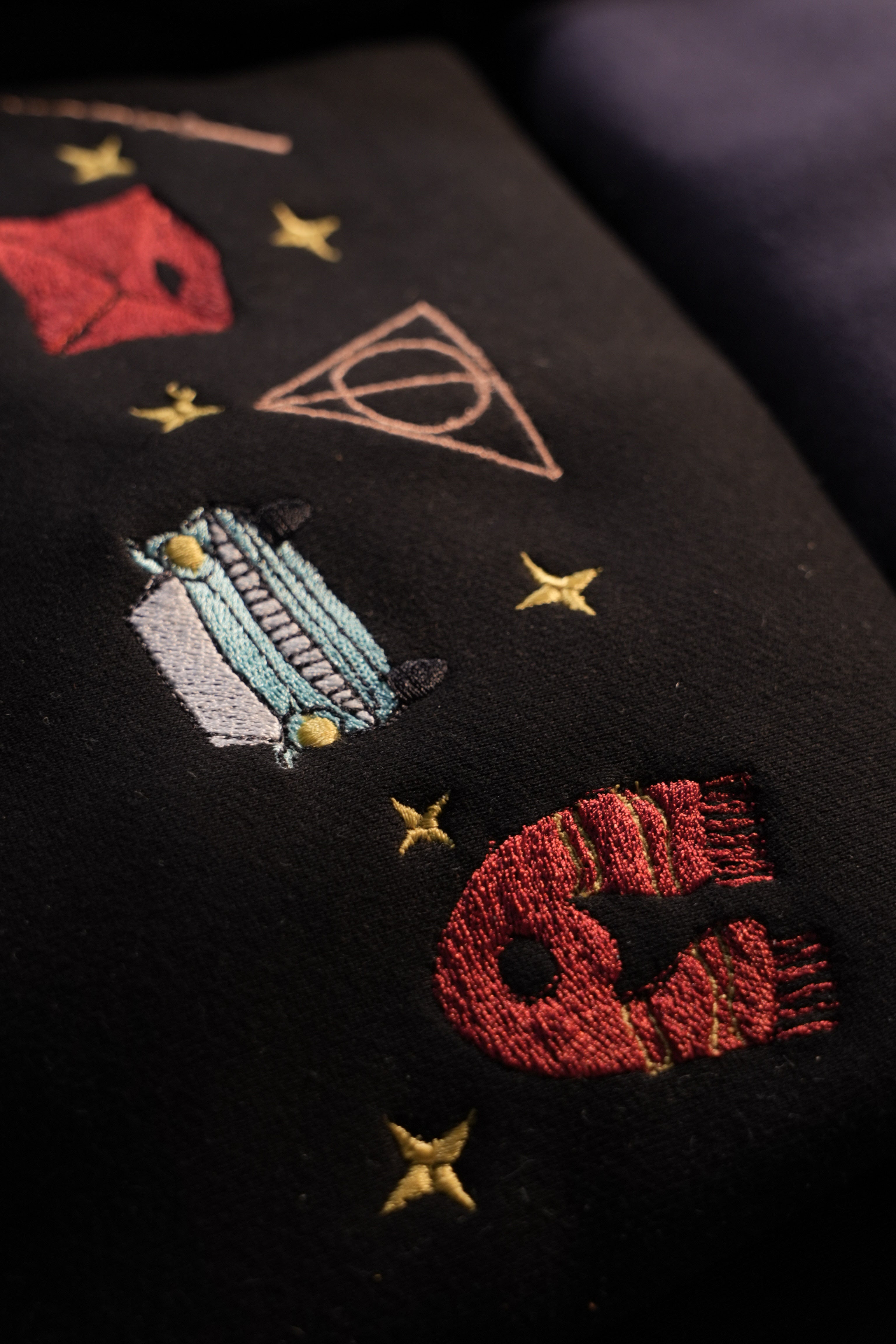 Bộ Quà Tặng Phép Thuật – sweater Nhà Sư Tử 3 món (Áo Đen + Đũa)