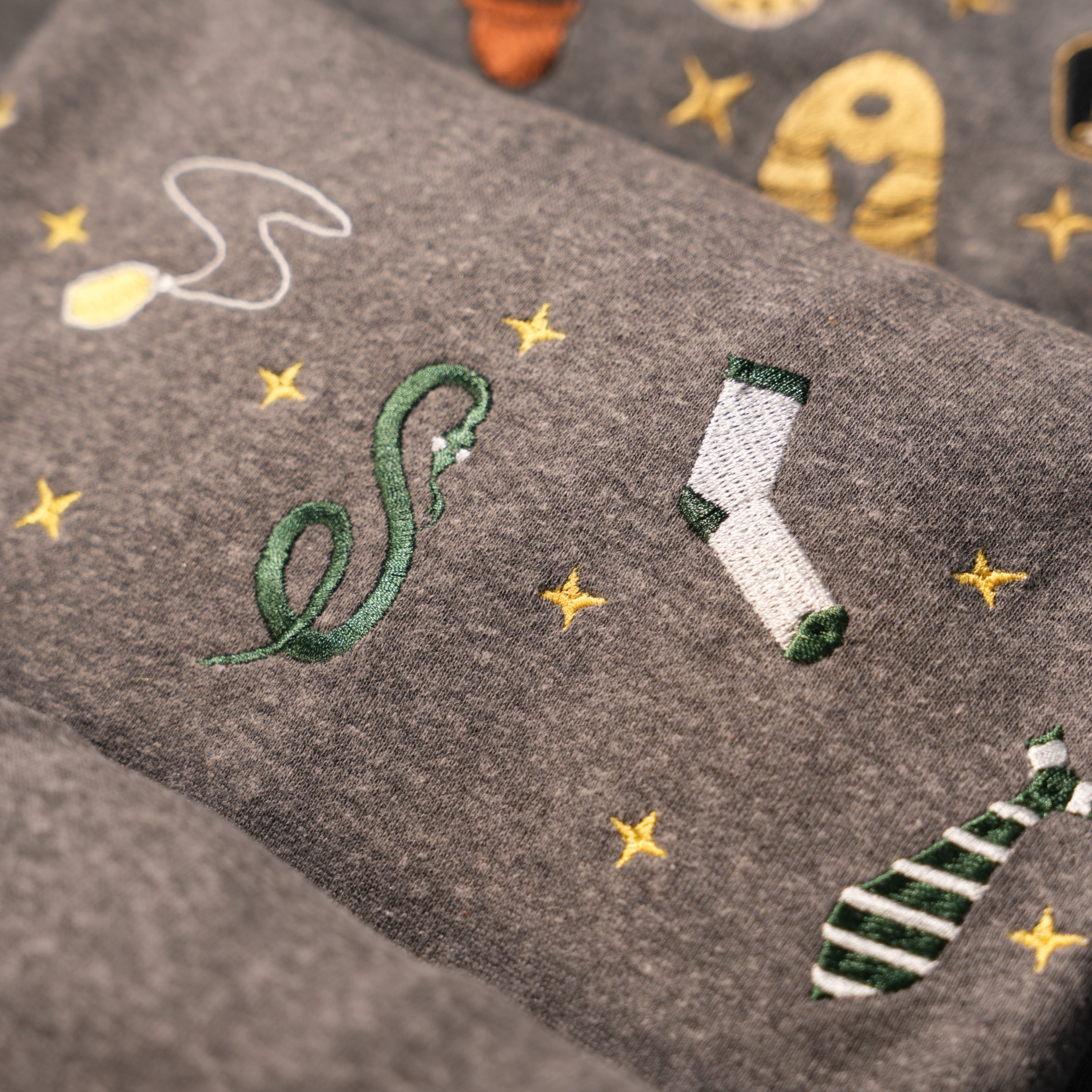 Bộ Quà Tặng Phép Thuật – Sweater Nhà Rắn 3 món (Áo xám chuột + Đũa)