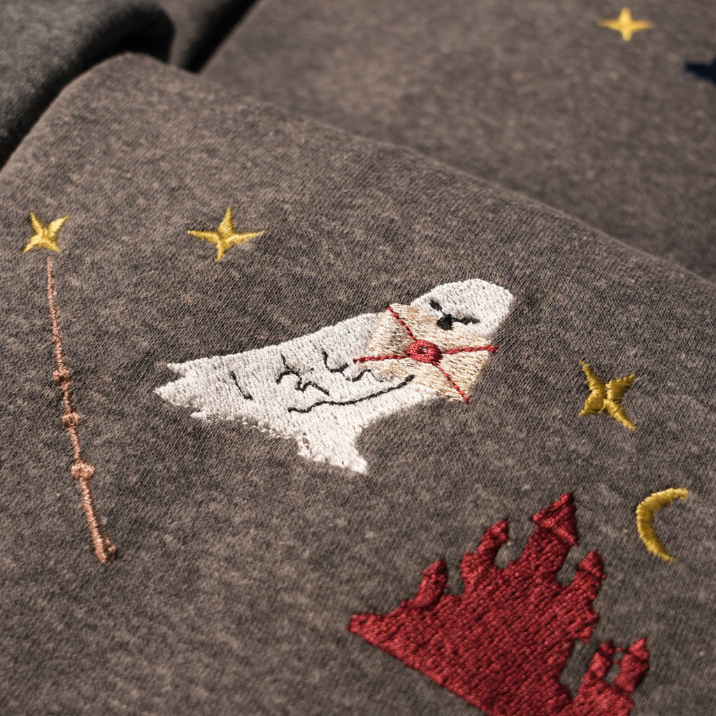 Bộ Quà Tặng Phép Thuật – sweater Owl & MonsterBook 3 món (Áo Xám + Đũa)