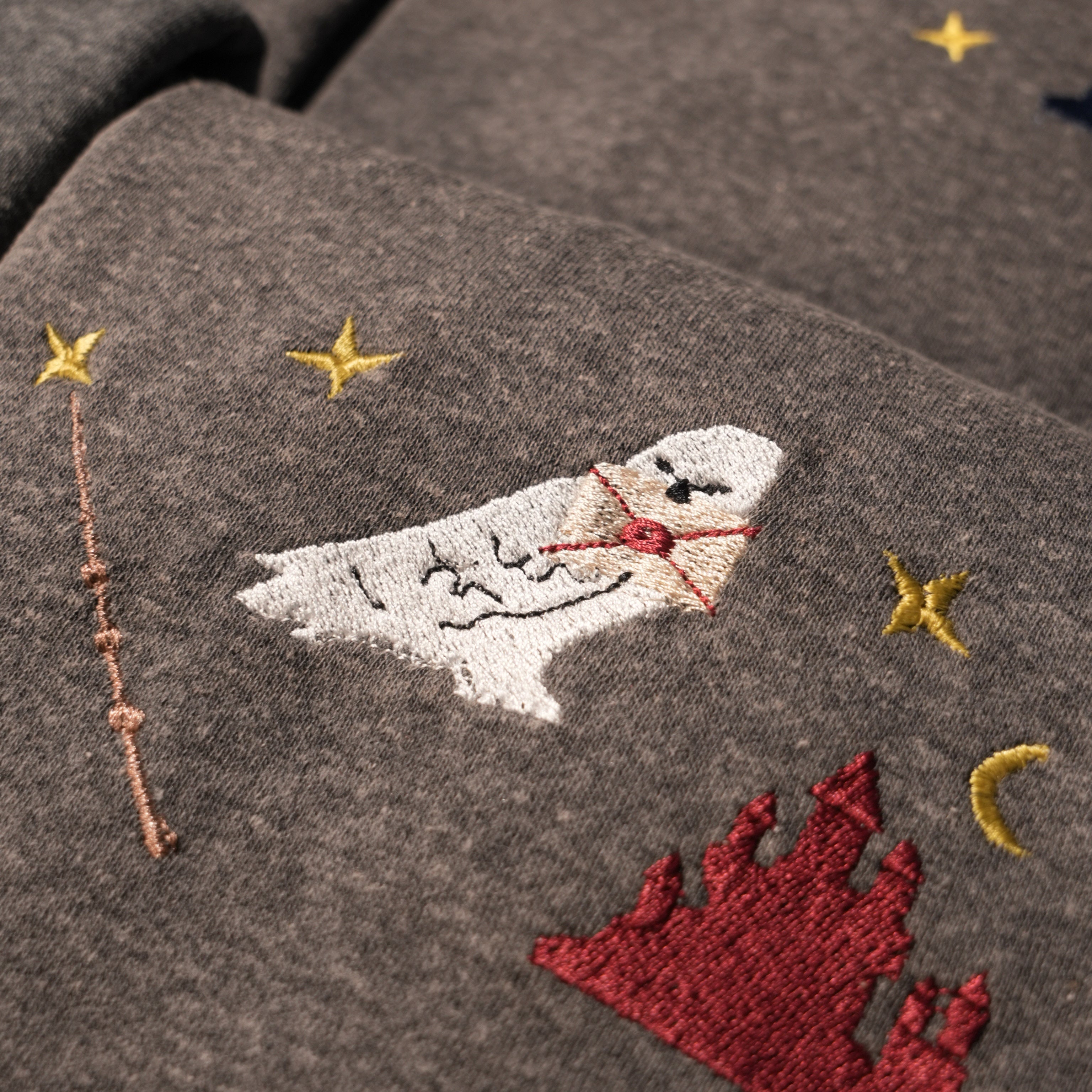 Bộ Quà Tặng Phép Thuật – sweater Owl & MonsterBook 3 món (Áo Xám + Đũa)