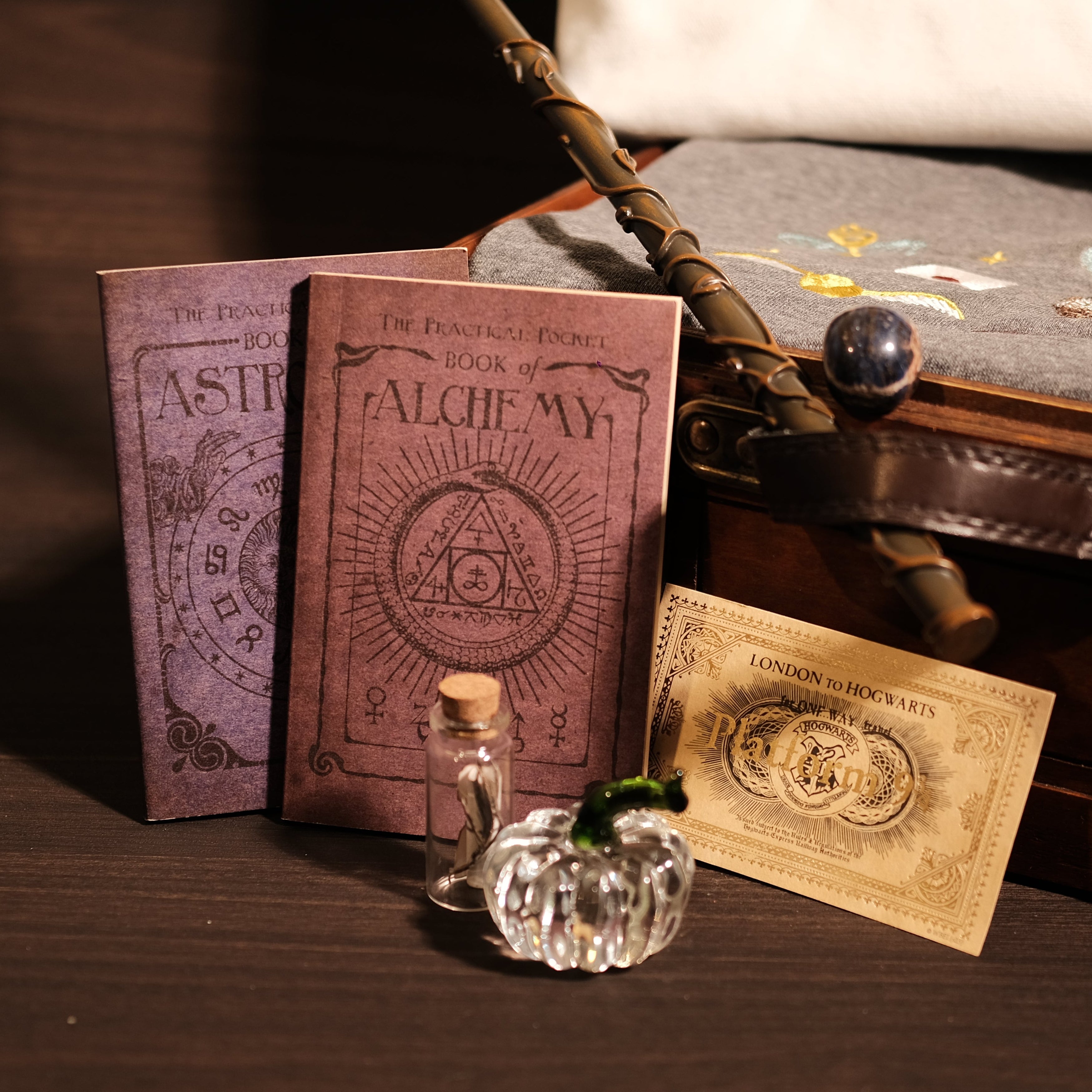 Bộ Quà Tặng Phép Thuật – Cauldron & Hat 8 món  (Áo xám, Đũa, Túi bút lớn, 2 Sách phép) (Copy)