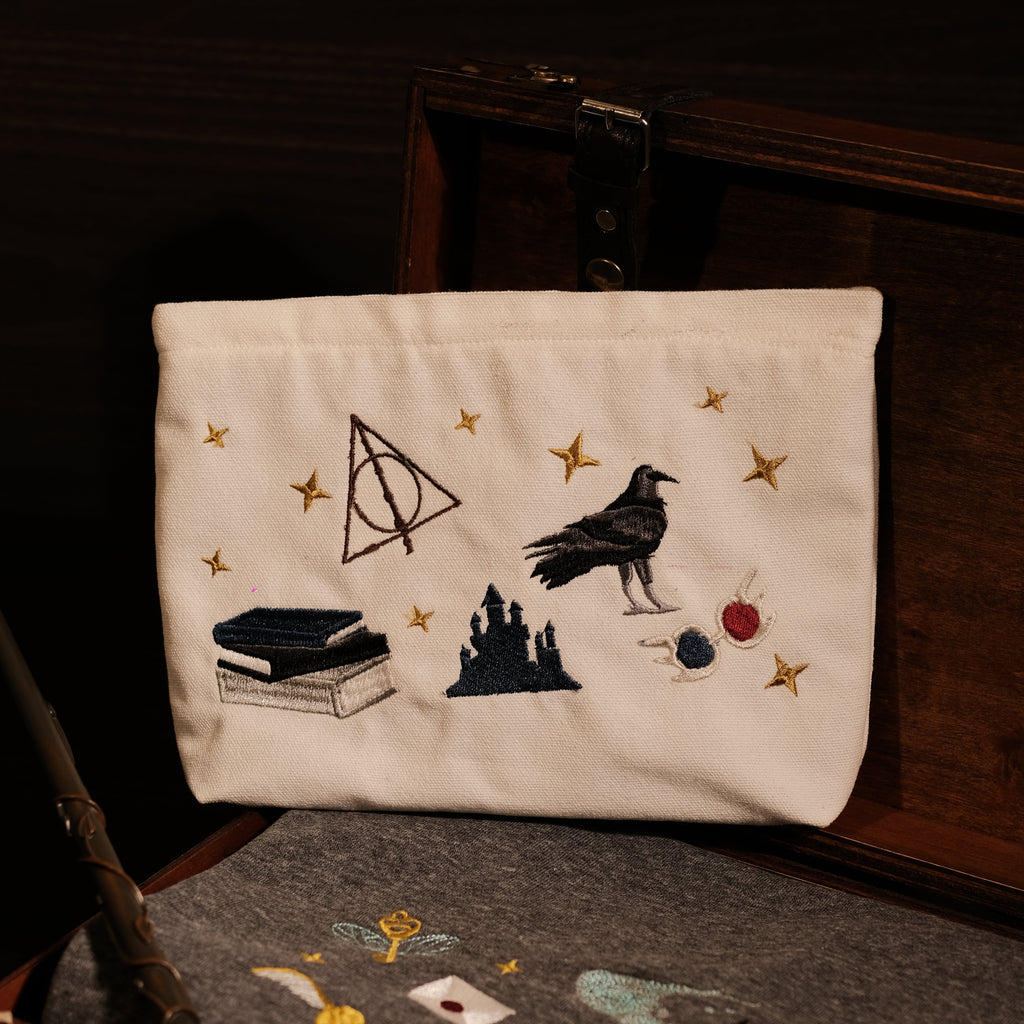 Bộ Quà Tặng Phép Thuật – Cauldron & Hat 8 món  (Áo xám, Đũa, Túi bút lớn, 2 Sách phép) (Copy)