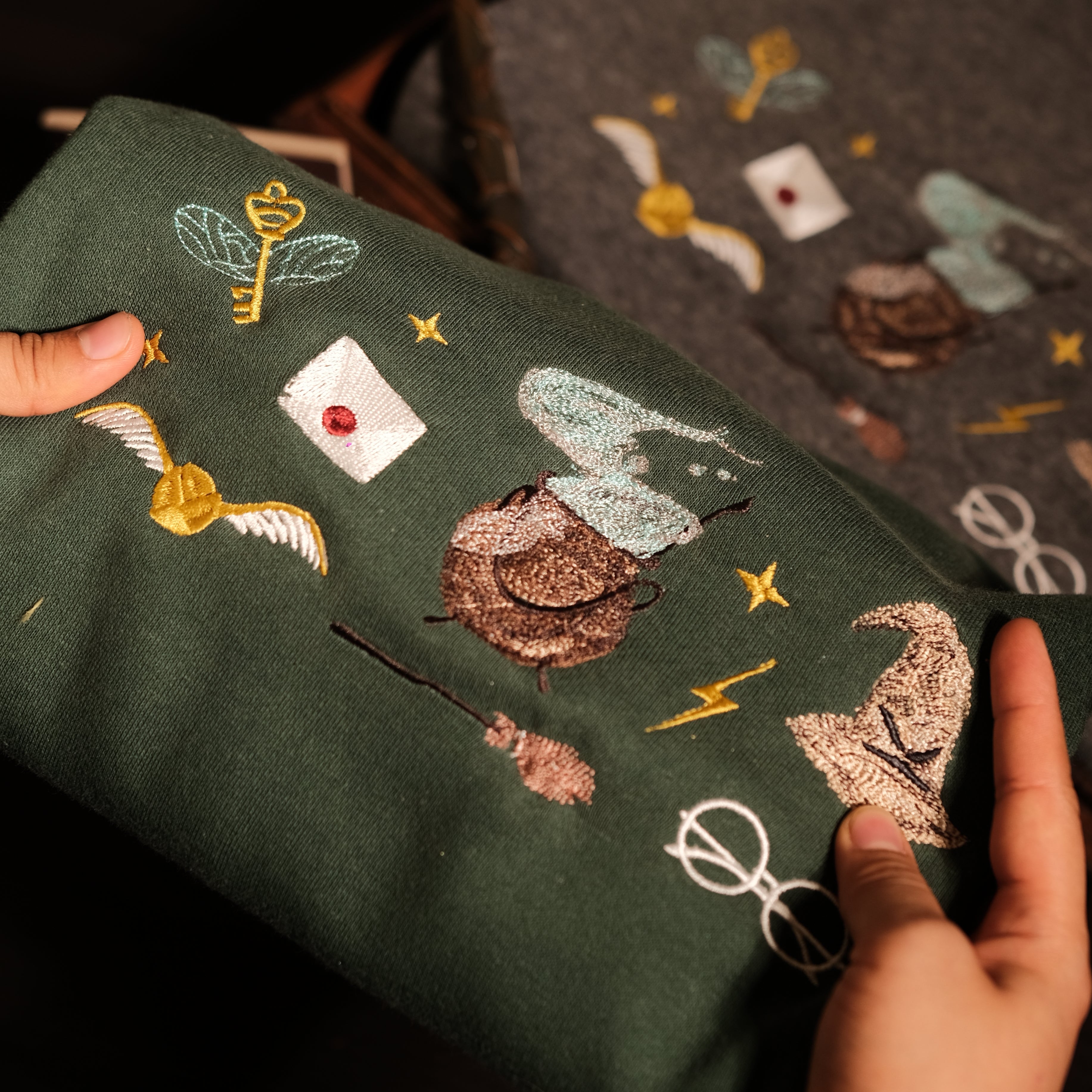 Bộ Quà Tặng Phép Thuật – Cauldron & Hat 5 món  (Áo xanh két, Đũa, Túi bút lớn)