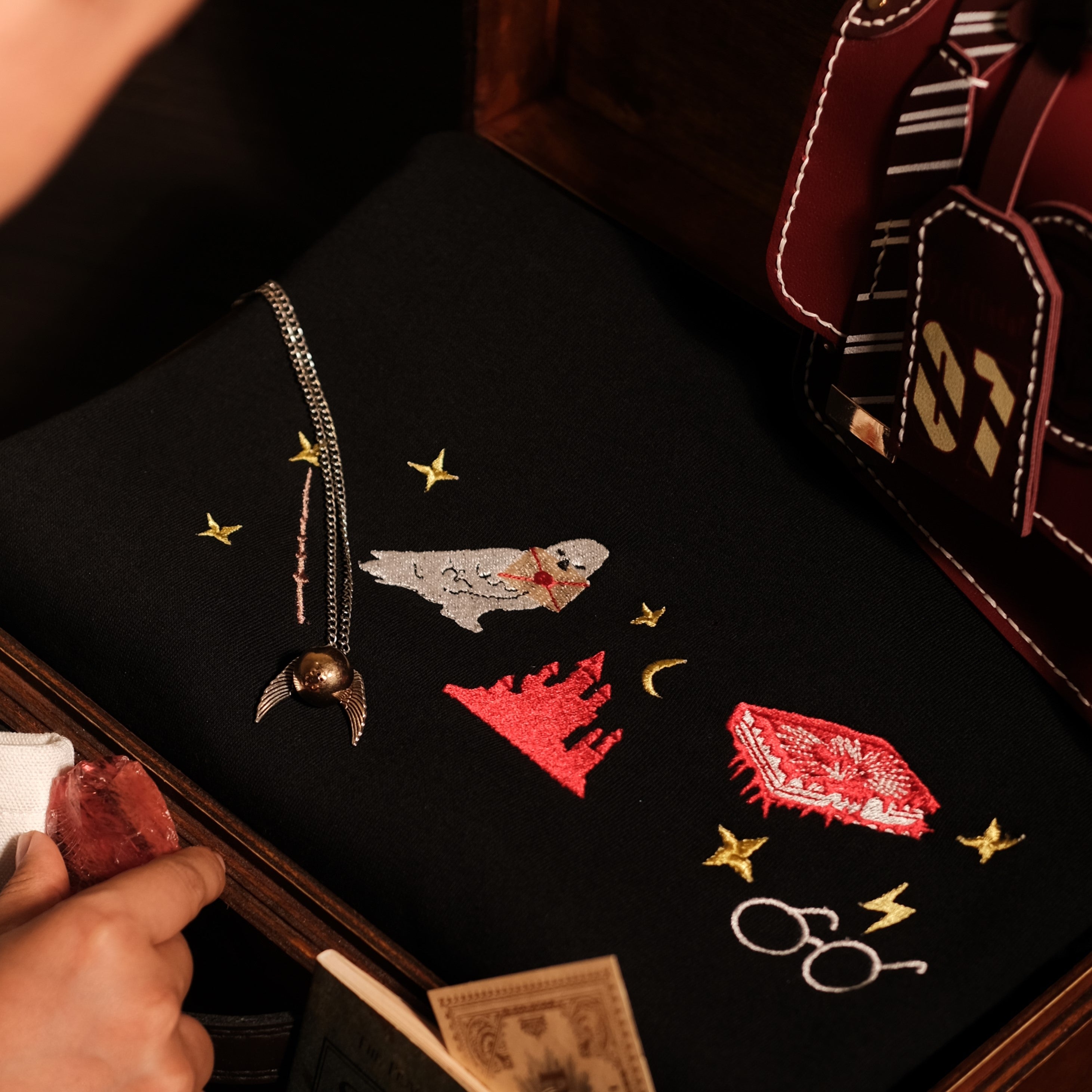 Bộ Quà Tặng Phép Thuật – Sweater Owl & MonsterBook 10 món (Áo Đen + Đũa + Bí ngô thủy tinh+ sách phép + Túi mini)