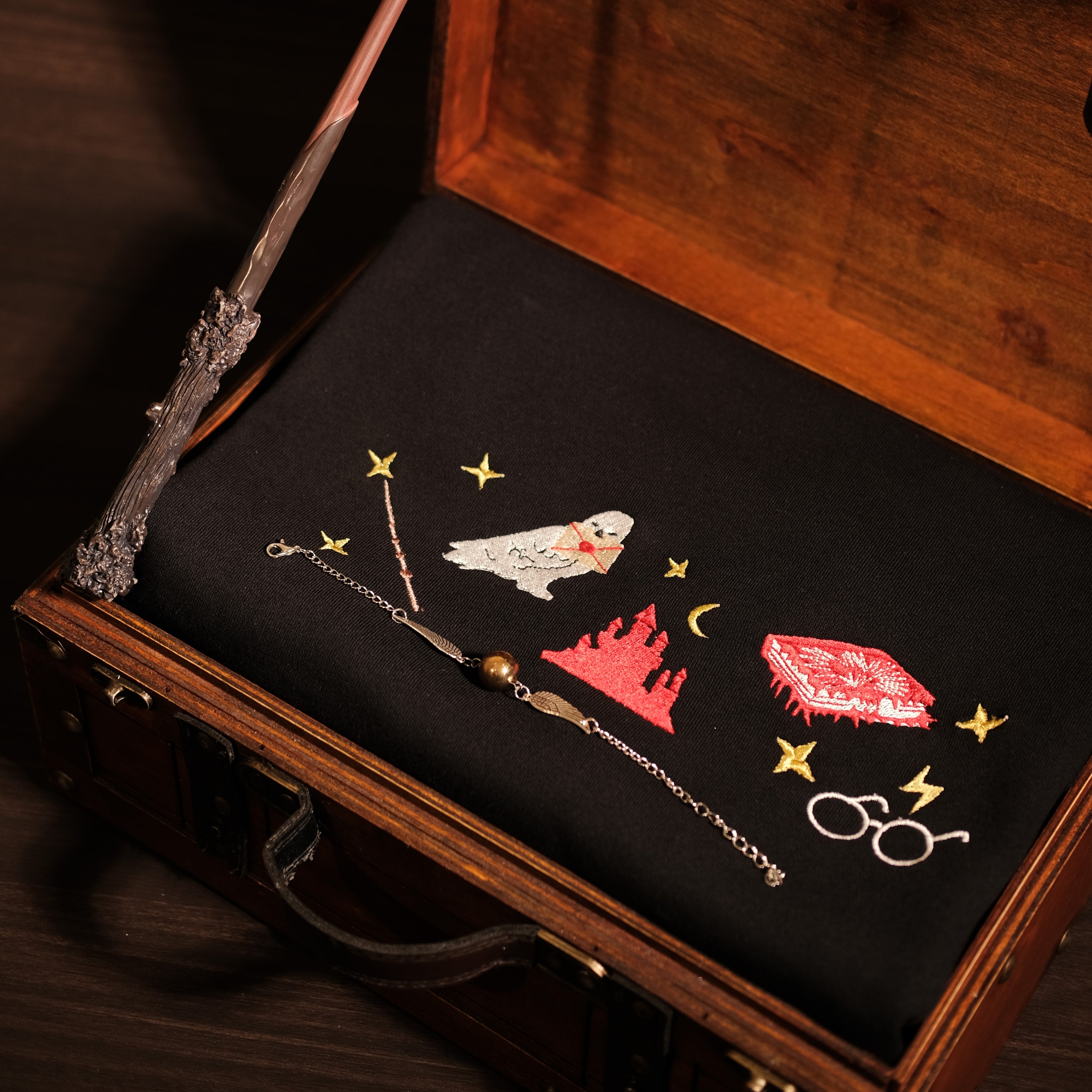 Bộ Quà Tặng Phép Thuật – sweater Owl & MonsterBook 3 món (Áo Đen + Đũa)