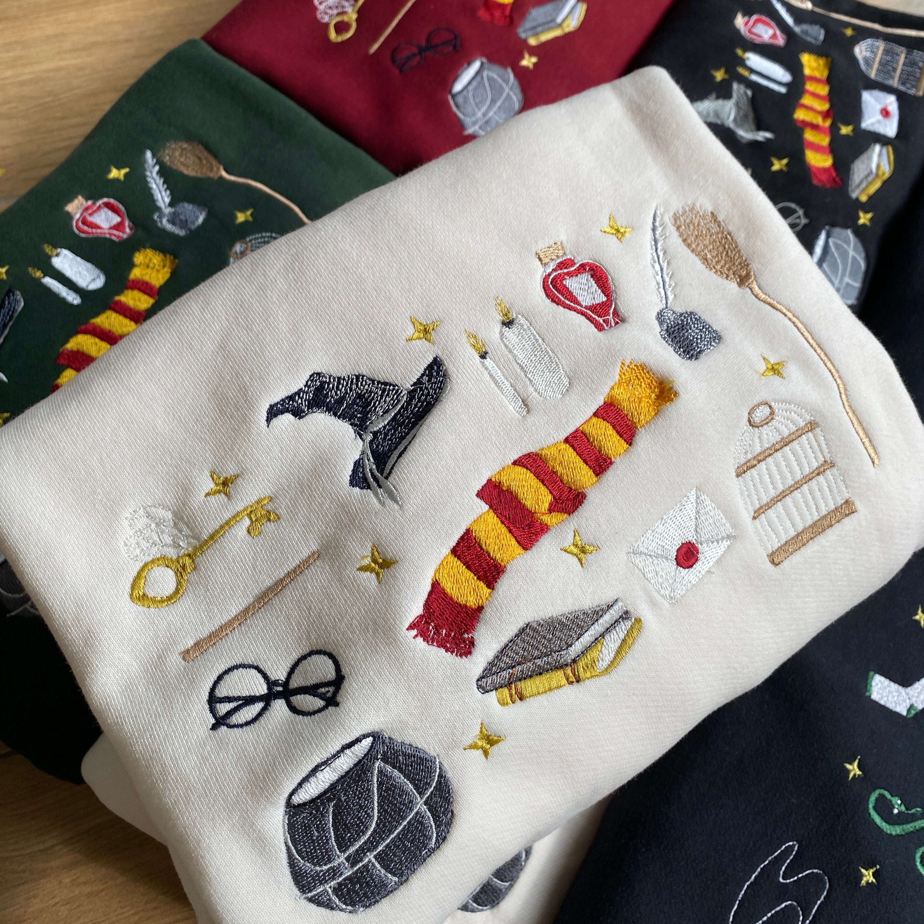 Sweater Rương của Harry hàng sẵn sale off chỉ còn 299k/áo khi mua từ 2 áo, tặng thêu tên trên tay