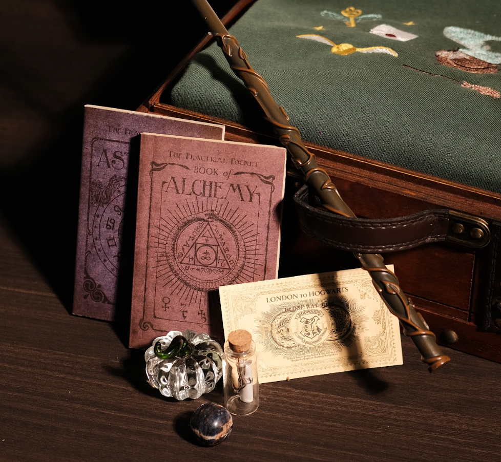 Bộ Quà Tặng Phép Thuật – Cauldron & Hat 8 món  (Áo sw xanh két, Đũa, Túi bút lớn, 2 Sách phép).