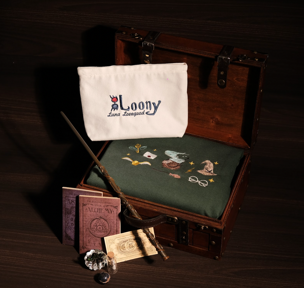 Bộ Quà Tặng Phép Thuật – Cauldron & Hat 8 món  (Áo sw xanh két, Đũa, Túi bút lớn, 2 Sách phép).