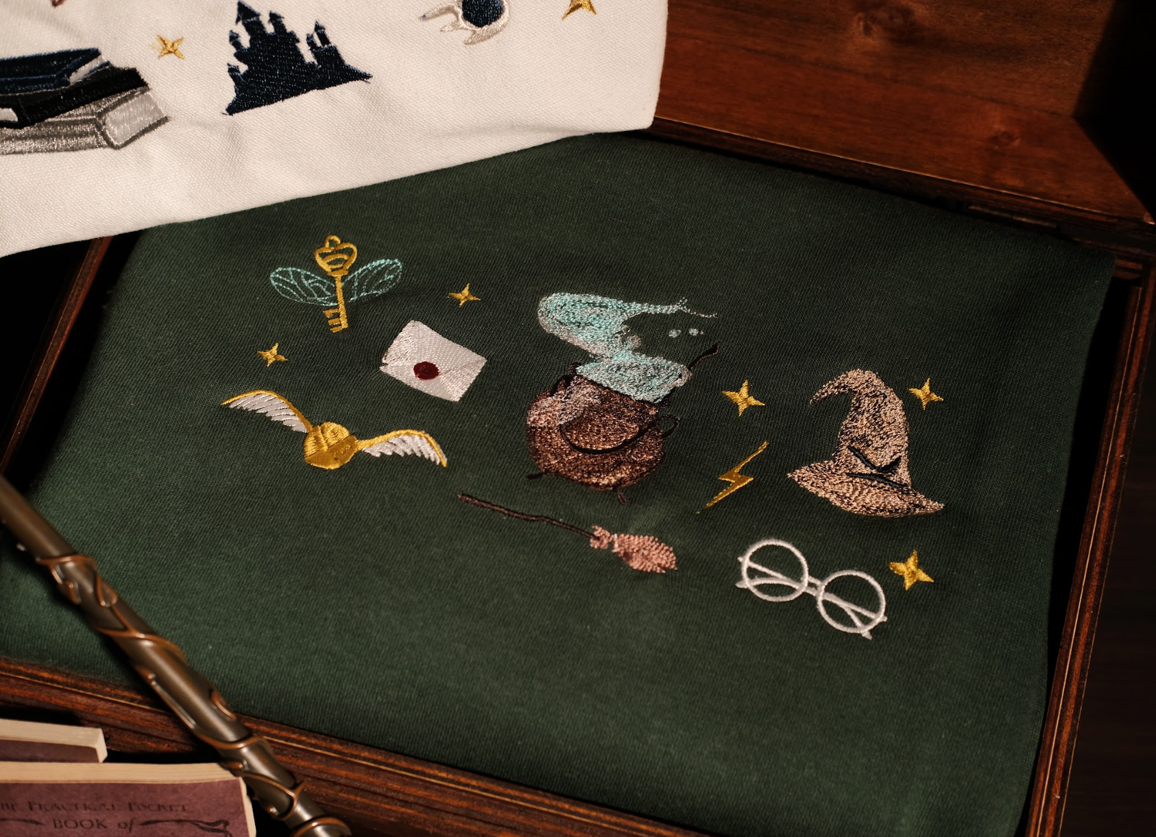 Bộ Quà Tặng Phép Thuật – Cauldron & Hat 8 món  (Áo sw xanh két, Đũa, Túi bút lớn, 2 Sách phép)